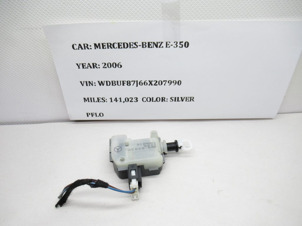 03-09 Mercedes Benz E Class Rear Headrest Folding Actuator A322902 OEM