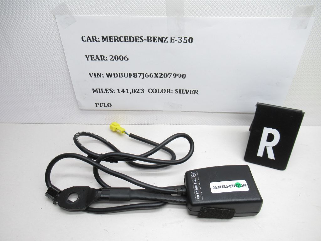 03-06 Mercedes E350 CLS500 Front Right Side Seat Belt Buckle 2118602469 OEM