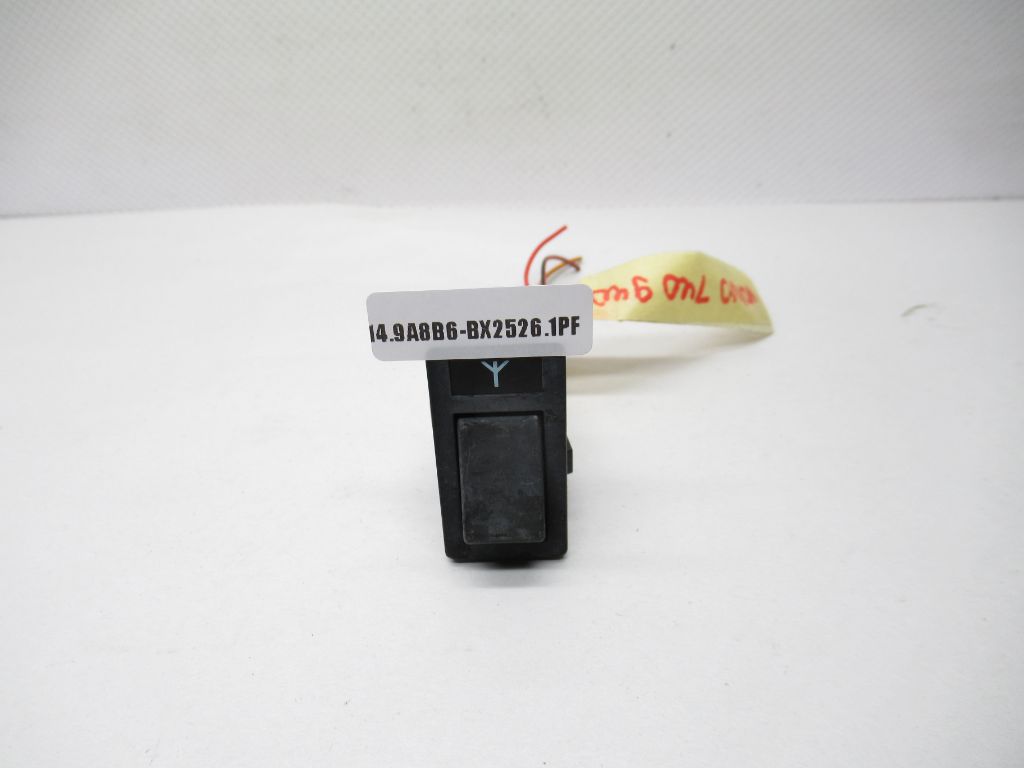88-91 Volvo 760 940 Power Antenna Switch  1362349 OEM