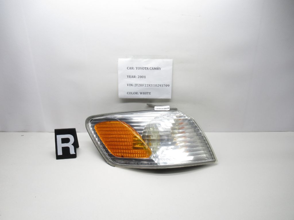 2000-2001 Toyota Camry Passenger Turn Signal Light A13PP2 / 4157NAK OEM