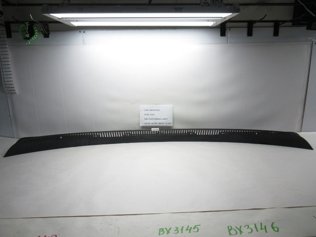 2010-2013 Volvo  XC60 Windshield Wiper Cowl Vent Grille 30799651 OEM