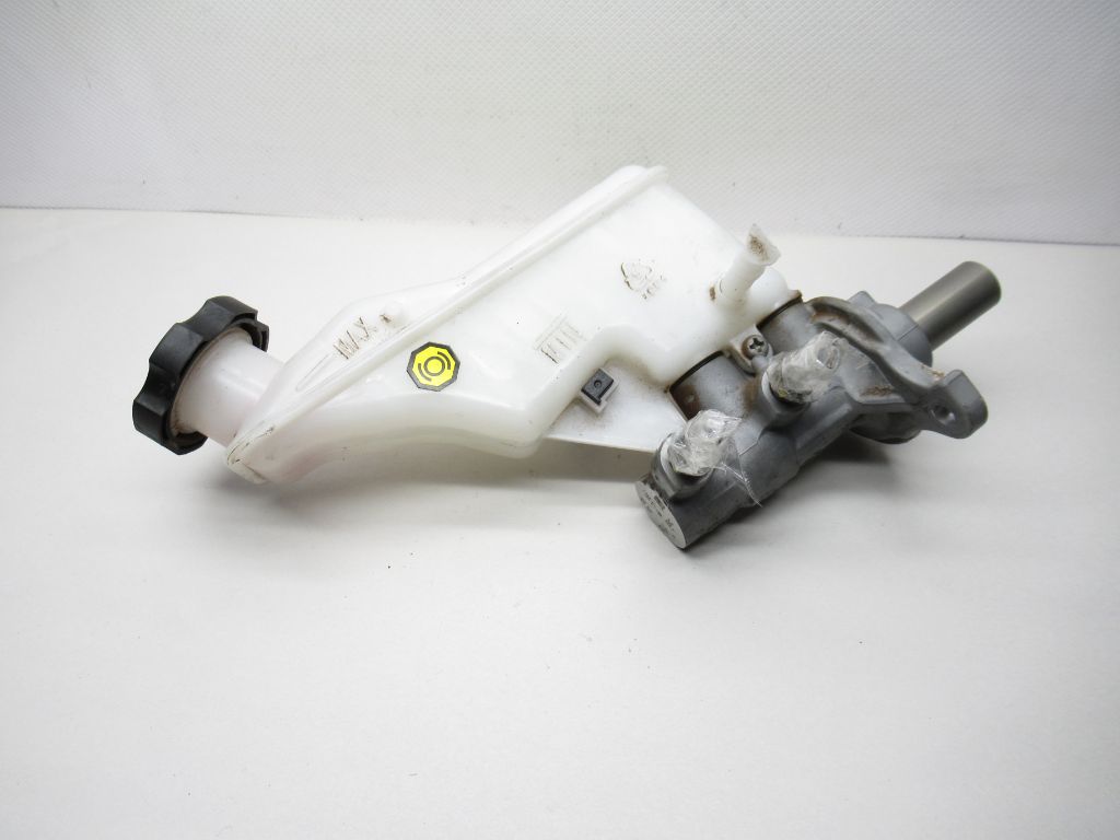 2018-2020 Hyundai Tucson Brake Master Cylinder 58510-D3100 OEM
