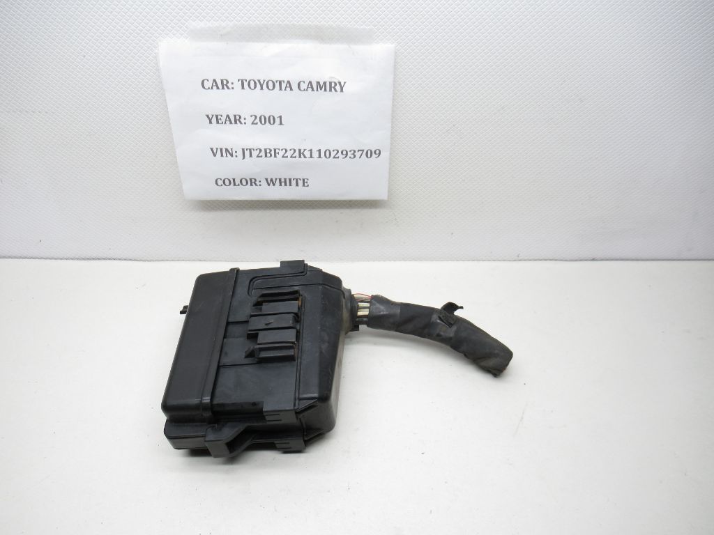 2000 - 2001 Toyota Camry  Fuse Relay Box 82662-33050 OEM
