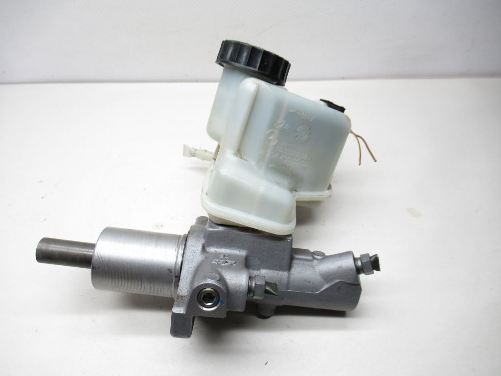 10 - 14 Mercedes CLS E-Class Brake Master Cylinder W/ Reservoir A2044300002 OEM