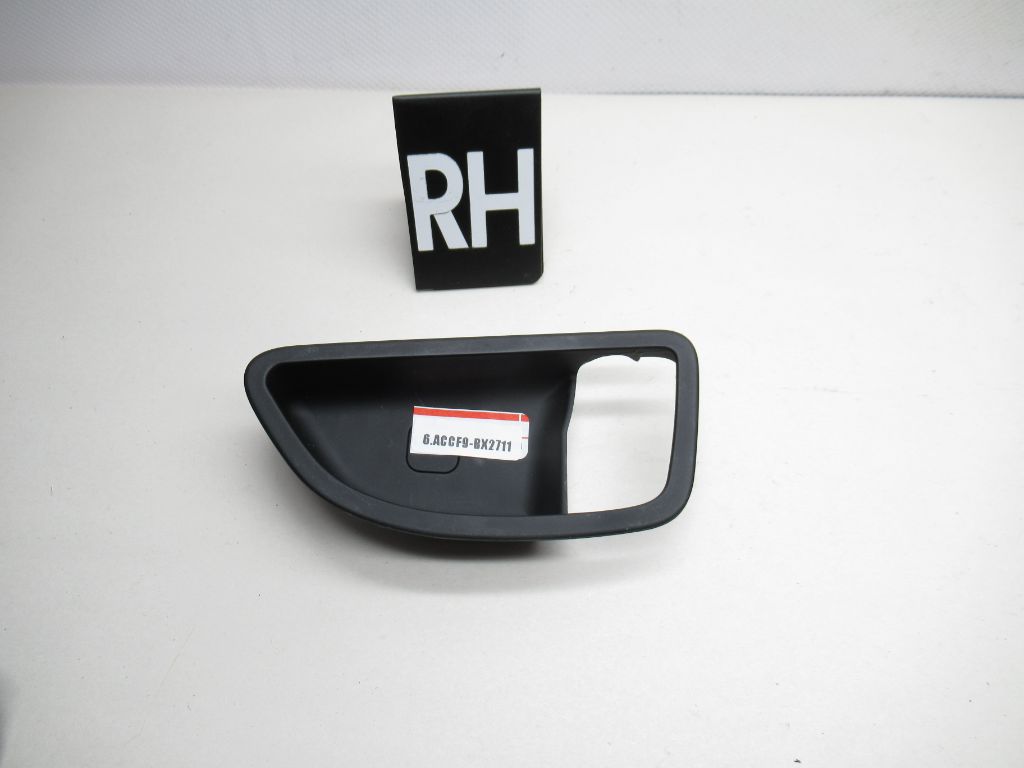 2016-2017 Hyundai Elantra  Right Door Interior Handle Trim 82621-A5000 OEM