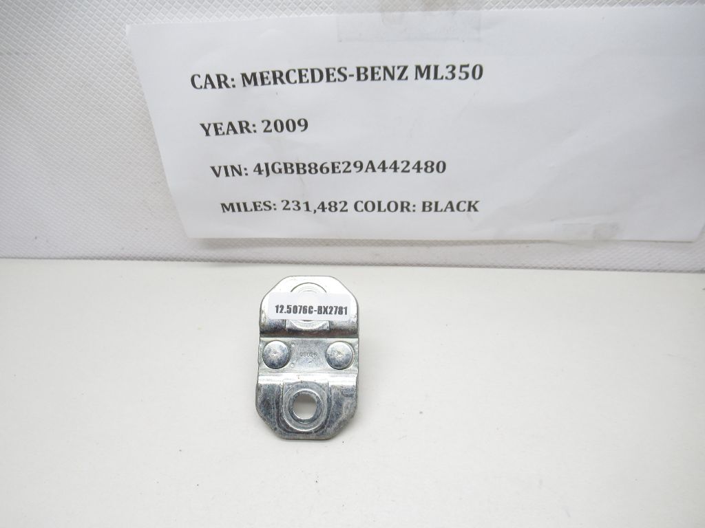 2006-2011 Mercedes ML350 Door Latch Lock Striker 1647200004 OEM