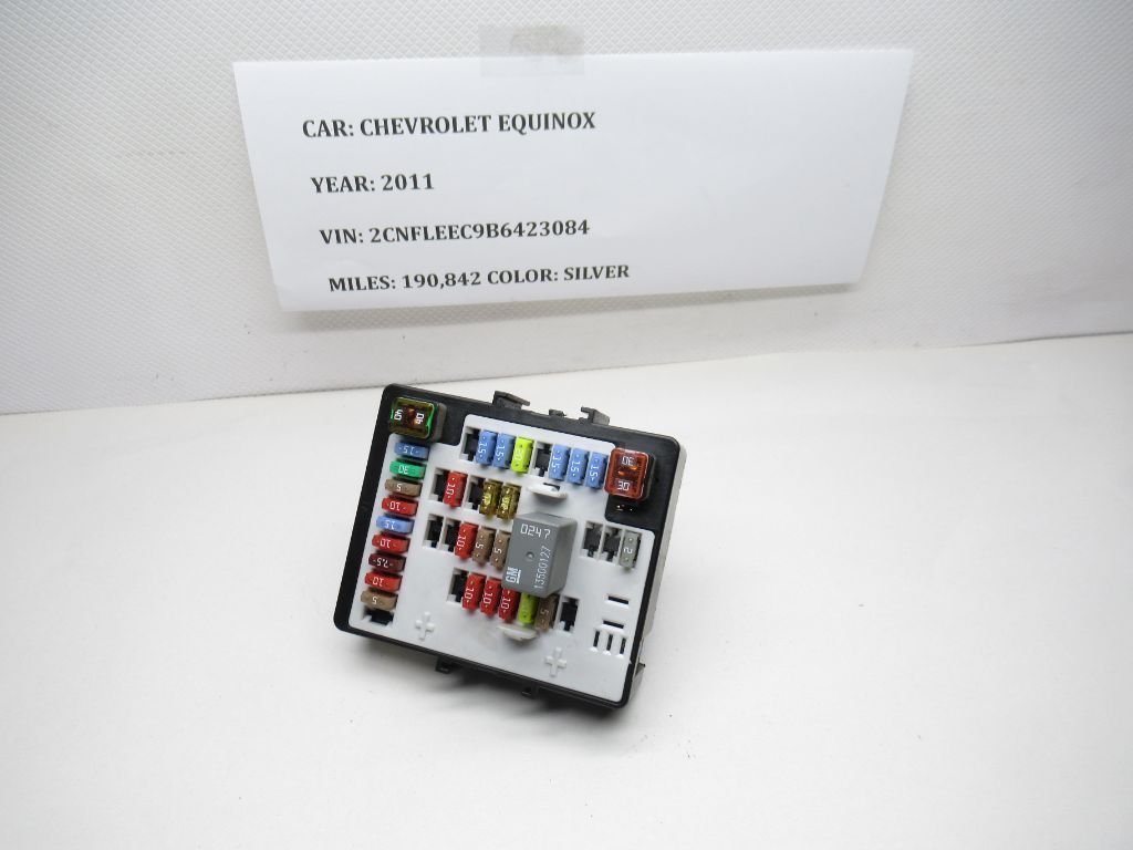 2010-2011 Chevrolet Equinox Cabin Fuse Box Dash Relay Block Unit 13717824 OEM