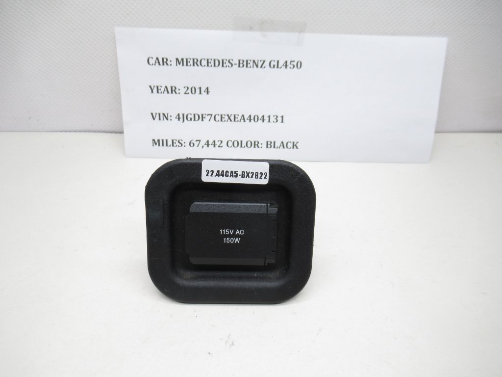 2013-2015 Mercedes-Benz GL450 Power Outlet Unit w / Cover A0008206251 OEM