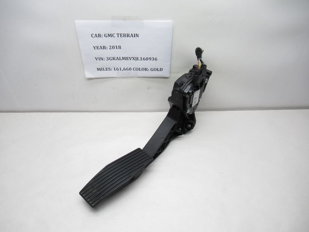 2018-2020 GMC Terrain Gas Accelerator Pedal w/ Sensor 84176077 OEM