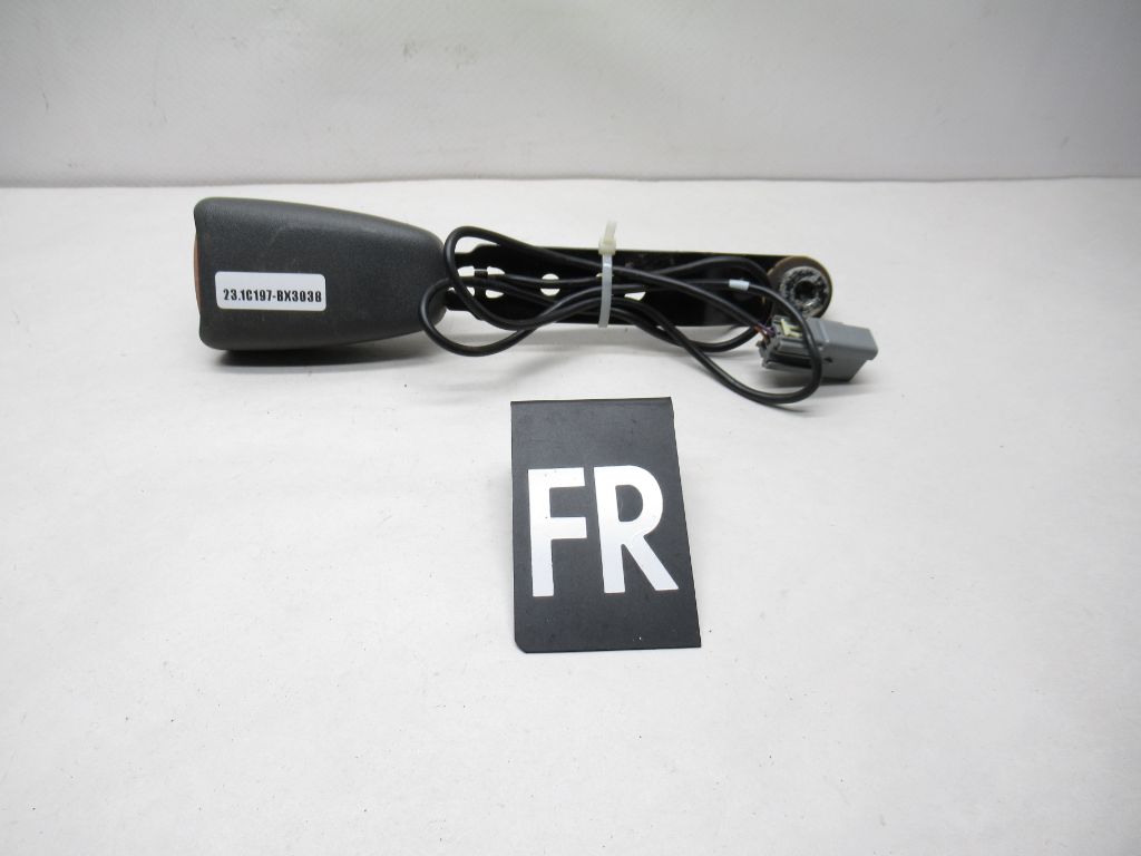 2003-2004 Volvo XC90 Front Right Seat Belt Buckle 91918177 OEM