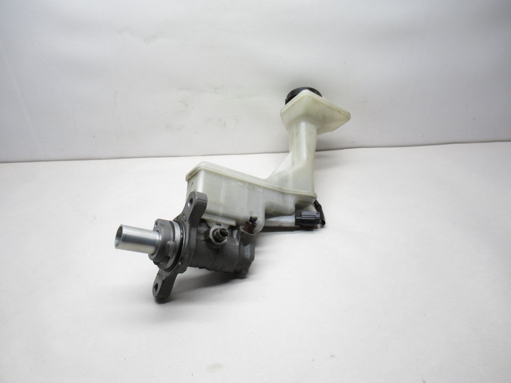 2015-2017 Nissan Rogue Power Brake Master Cylinder Reservoir Bottle 97043838 OEM