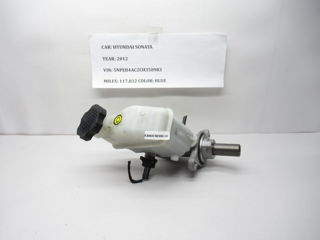 2011 - 2014 Hyundai Sonata Brake Master Cylinder Assembly 585103Q400 OEM