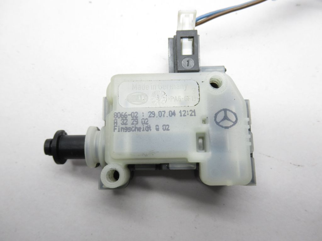 03-09 MERCEDES E500 Rear Headrest Folding Actuator A322902 OEM