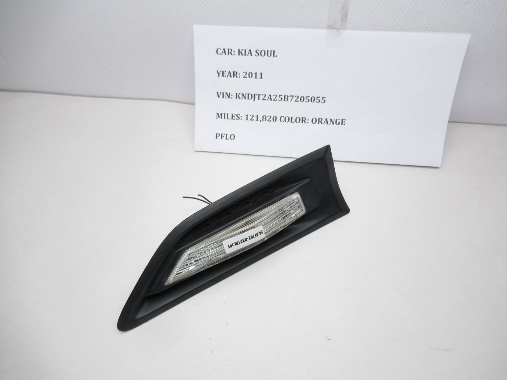 2010-2011 Kia Soul Right Front Grill Turn Signal Molding 887773-2K100 OEM
