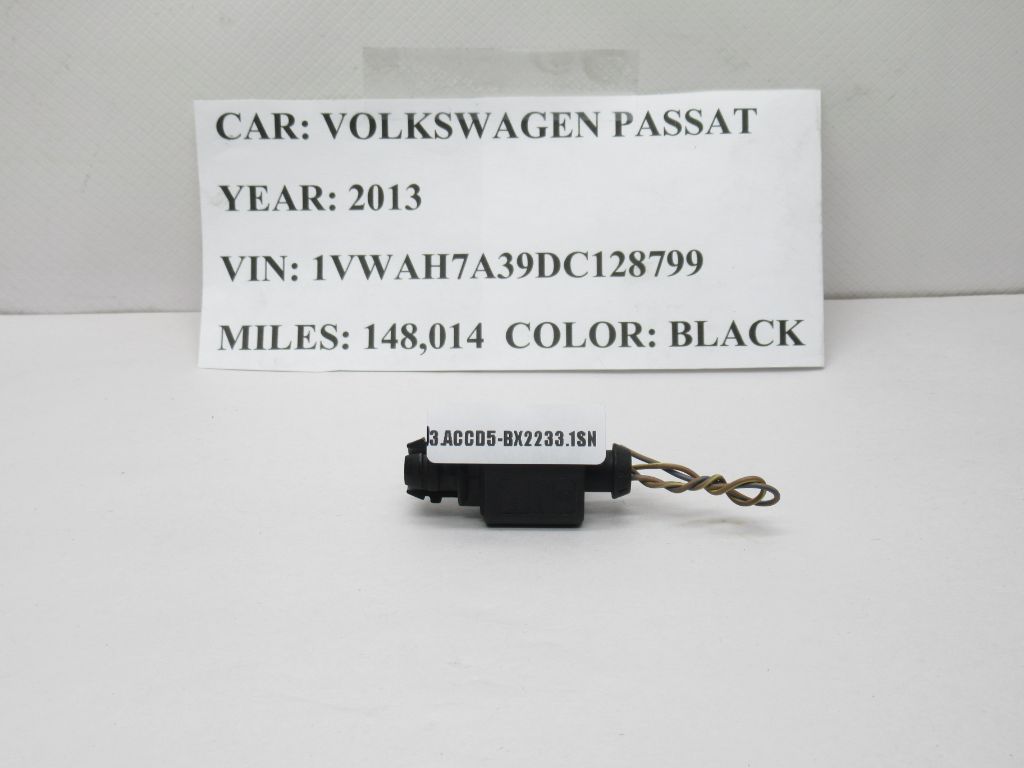 2012-2019 Volkswagen Passat Pigtail Plug Harness Housing Connector 8K0973702 OEM