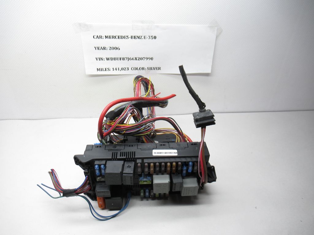 03 - 07 Mercedes E-Class Fuse Box Relay Control Module 2115457101 OEM