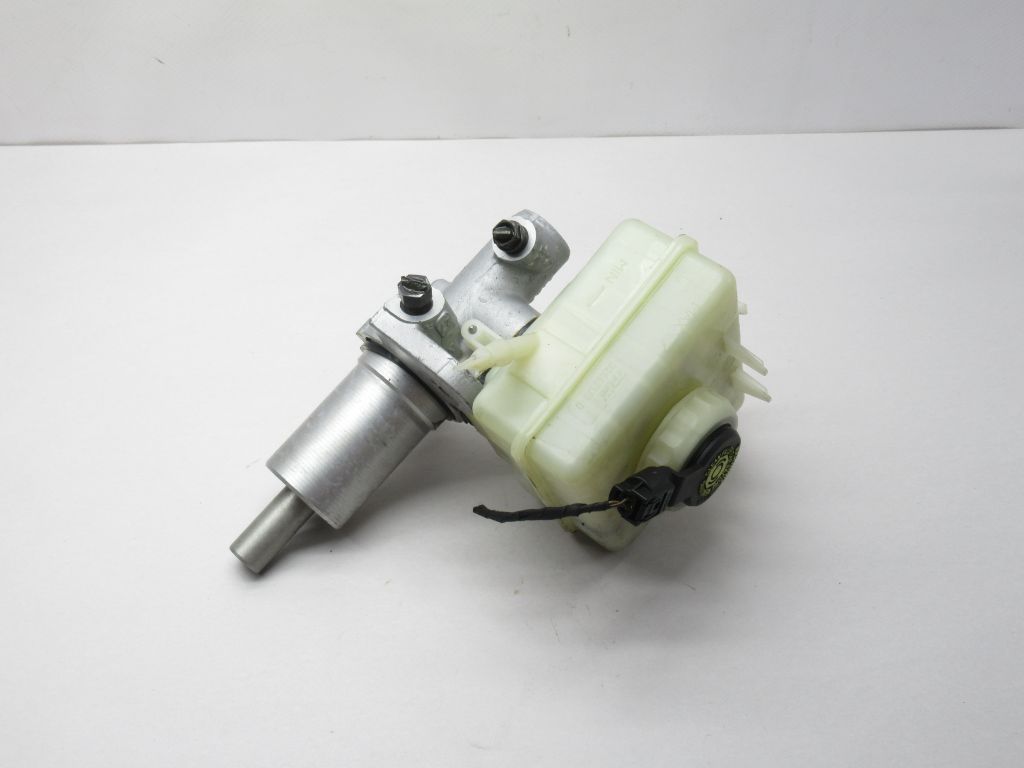 2004-2010 BMW 525i Brake Master Cylinder 32067179 OEM