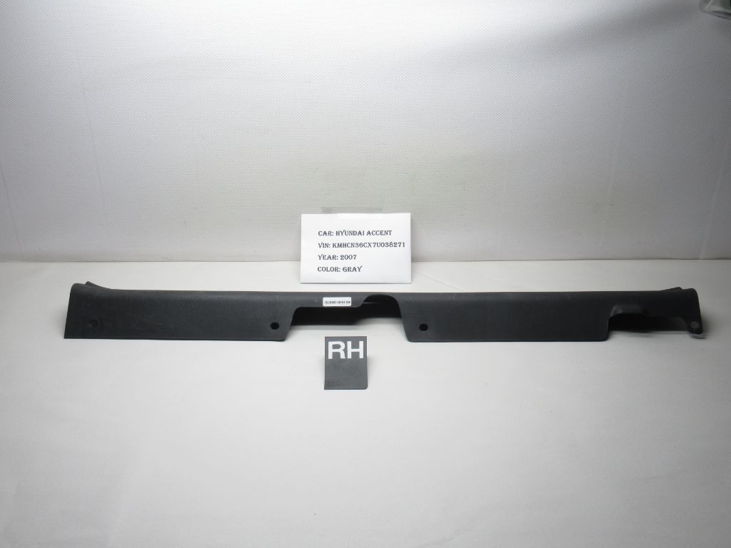 2006-2011 Hyundai Accent Right Hand Door Scuff Plate Trim 85872-1E500 OEM